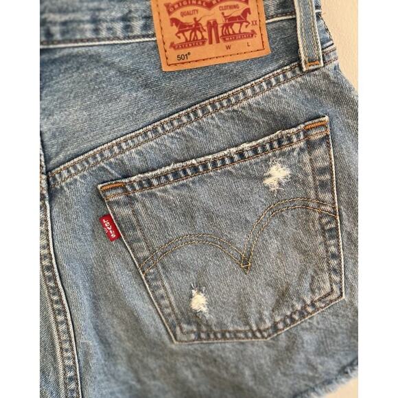 Levi’s 501 Distressed Cutoff HR Jean Denim Shorts Midrise Size 26 Cotton Women’s - Picture 3 of 7